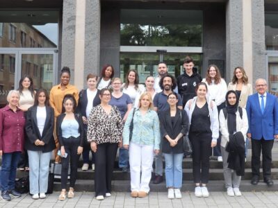 (Foto: Nicolas Rupp / Regierung von Unterfranken). Das Bild zeigt die Schülerinnen und Schüler des Oberkurses der Berufsfachschule für Pflege am Klinikum Würzburg Mitte, Standort Juliusspital, nach dem Empfang durch Regierungspräsident Dr. Eugen Ehmann (rechts). Begleitet wurde die Klasse von Hildegard Ziegler (links) und Meike Freitag (2. Reihe, 4. v. l.).