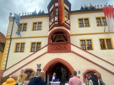 Volkachs Erster Bürgermeister Heiko Bäuerlein (Mitte) begrüßt neu hinzugezogene Bürger/innen Volkachs mit einem zwanglosen Empfang zum ersten Kennenlernen. Foto: Sebastian Karl