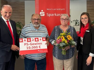 Das Foto (©Larissa Klauer) zeigt von links nach rechts: Roberto Nernosi (Vorstandsmitglied Sparkasse), PS-Gewinner Gerhard und Barbara Bernard und Milena Bornkessel (Filiale Hofheim)