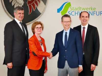 Im Bild (v. l. n. r.): Thomas Kästner, Geschäftsführer Stadtwerke Schweinfurt GmbH, Bettina Bärmann, 1. Bürgermeisterin Niederwerrn, Sebastian Remelé, Oberbürgermeister Stadt Schweinfurt und Aufsichtsratsvorsitzender der Stadtwerke Schweinfurt GmbH, Andreas Göb, Geschäftsführer der Niederwerrn Erneuerbare Energien GmbH Bildquelle: Stadtwerke Schweinfurt GmbH, Stefan Saffert