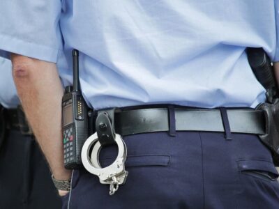 Polizist mit Handschellen