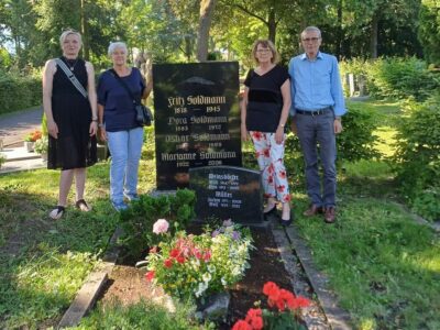 Foto (Oskar Weinsdörfer): v.li. Marietta Eder (Stiftungsratsvorsitzende), Isabella Walter (Vorstandsmitglied), Kathi Petersen (Mitglied des Stiftungsrats) und Joachim Schmidl (Vorsitzender des Stiftungsvorstands) am Soldmann-Familiengrab.