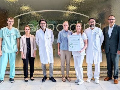 Über die Auszeichnung freuen sich (vl.n.r): Dr. med. Daniel Kühn (Oberarzt Klinik für Urologie und Kinderurologie / Zentrumskoordinator), Stefanie Stäblein (Qualitätsmanagement), PD Dr. med. Reinhart Sweeney (Chefarzt Klinik für Strahlentherapie und Radioonkologie / stellv. Zentrumsleitung), Tanja Sperl (Tumordokumentationsassistentin), Jessica Ott (Stationsleitung 73/74), Dr. med. Alexander Krebs (Chefarzt Klinik für Urologie und Kinderurologie / Zentrumsleitung) und Leopoldina-Geschäftsführer Jürgen Winter. Foto: Julia Schüler