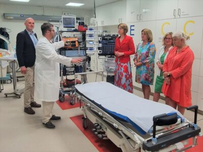 Informierten sich, wie die Krankenhaus- sowie die Notfallversorgung sichergestellt werden kann (von rechts): Zweite Bürgermeisterin Sorya Lippert, CSU-Fraktionsvorsitzende im Kreistag Gabriele Jakob, Landtagsabgeordnete Martina Gießübel und Bundestagsabgeordnete Anja Weisgerber, zusammen mit Dr. med. Benedikt Stubner (Chefarzt Zentrale Notaufnahme) und Prof. Dr. med. Torsten Birkholz (Chefarzt Klinik für Anästhesie und operative Intensivmedizin). Foto: Martin Schlör