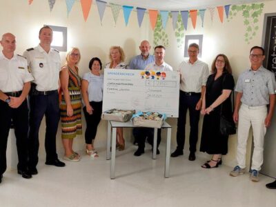 Im Bild v.l.n.r: Markus Hack (Dienststellenleiter Polizei Schweinfurt), Udo Michel (Leiter Wasserschutzpolizei Schweinfurt und Organisator), Christian Zeck (Polizei Schweinfurt und Organisator), Anita Ebert (Verw.-Angestellte Polizei Schweinfurt), Martina Scheuring (Verw.-Angestellte Wasserstraßen- u. Schifffahrtsamt Main), Christine Haas (Barzahlstelle Polizei Schweinfurt), Stefan Stapf (Vorsitzender Förderverein Leopoldina e.V.), Michael Reus (Amtsleiter ADBV Schweinfurt), Andreas Hecke (Amtsleiter Staatl. Bauamt Schweinfurt), Kerstin Büchner (Verwaltungsleiterin Staatl. Bauamt Schweinfurt), Dr. Johannes Herrmann (Chefarzt der Kinderklinik) und Denis Stegner (Pressesprecher Polizeipräsidium Würzburg) Foto: Christian Kirchner
