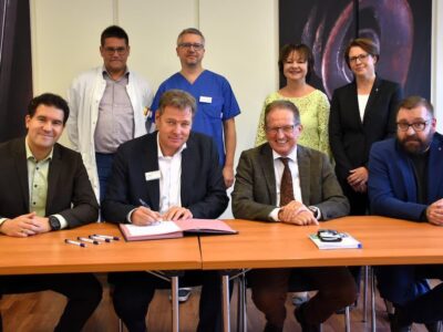 Sebastian Güldner, Kaufmännischer Leiter des Leopoldina Krankenhauses Schweinfurt, Martin Wilde, Vorstandsvorsitzender der Sozialstiftung Bamberg, Dietmar Pawlik, Geschäftsführer der Klinikum Bayreuth GmbH, und Sven Hendel, Krankenhausdirektor des Regiomed-Klinikums Coburg, (vorne von links) trafen sich im Klinikum am Bruderwald in Bamberg zur Unterzeichnung der neuen Kooperationsvereinbarung. Mit auf dem Foto: Dr. Thomas Bernar, Chefarzt der Klinik für Frauenheilkunde und Geburtshilfe, Dr. Andreas Reisig, Leitender Oberarzt der Klinik für Kinder und Jugendliche, Sabine Graf, Geschäftsstellenleiterin des Verbund-Perinatalzentrums Nordfranken, und Melanie John, künftige Geschäftsführerin der Sana Kliniken Oberfranken (hinten stehend von links). Foto: Susanne Lindner-Northey