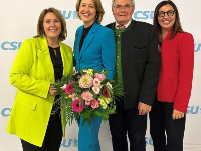 Bild (v.l.): Landtagsabgeordnete Martina Gießübel, Direktkandidatin Dr. Anja Weisgerber MdB, Bezirkstagspräsident Stefan Funk und Landtagsabgeordnete Barbara Becker. Foto: Marina Ludwig
