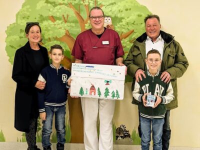 Im Bild: Mathias Usener (Leitender Oberarzt der Kinderklinik) mit Margit Hanßen, Michael Meixner und ihren beiden Enkeln Maximilian und Ben. Foto: Christian Kirchner