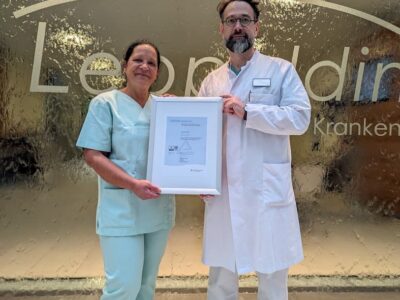 Chefarzt Dr. Alexander Krebs gratuliert Kerstin Mock zur bestanden Weiterbildung. Foto: Indre Leikert