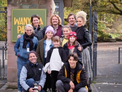 Für den Kinofilm „Die Chaosschwestern und Pinguin Paul“ wurden einige Szenen im Tiergarten gedreht – unter anderem auch am Eingang und auf dem Vorplatz. Das Bild zeigt von links: Wenka von Mikulicz (DCM Film Distribution), Carolin Dassel (Produzentin, blue eyes Fiction), Max Giermann, Felix Klare, Janine Kunze, die Chaosschwestern Momo Beier, Rona Regjepi, Lilit Serger und Cara Vondey, Giovanni Francesco und Regisseur Mike Marzuk mit Pinguin Paul. Bildnachweis: Oliver Oppitz