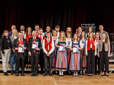 23 aktive Musikerinnen und Musiker wurden für ihr jahrelanges Engagement geehrt. Die Ehrung über- nahm die Kreisvorsitzende des Nordbayerischen Musikbundes, Sibylle Säger (links). Zu den Gratulanten gehörten auch Volkachs Erster Bürgermeister Heiko Bäuerlein (hintere Reihe, links), die Leiterin der Mu- sikschule, Theresa Maria Romes (1. Reihe rechts) und die Vorsitzende des Fördervereins Stefanie Freibott (2. Reihe 2.v.l.) Foto: Matthias Sebald