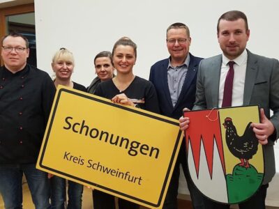 Das Foto zeigt von links bei einem der letzten Neubürgerempfänge von links Heiko Schmitt (Spanferkel-Partyservice), Nicole Kress (Reifen Kress), Neubürgerin und Hausärztin Dr. med. Gerlinde Fabeck, Lisa Fritz (Reifen Kress), Jürgen Geist (Blüten & Grün begeistert) und Bürgermeister Stefan Rottmann. (Foto Sigrid Herder)