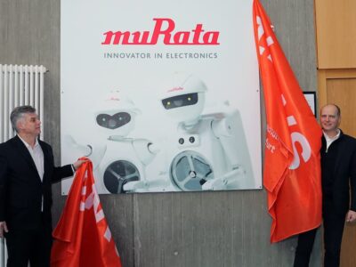 Murata-Personalleiter Volker Gebhard (li.) und THWS-Präsident Prof. Dr. Dr. h. c. Robert Grebner enthüllen die Murata-Tafel im Rundbau (Foto: THWS/Eva Kaupp)