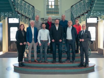 Obere Reihe v. l.: Bruno Heynen (Leiter der Veranstaltungsabteilung der Bayer. Staatsbad Bad Kissingen GmbH), Peter Krug, Rolf Matthes, Jana Markard (Veranstaltungsabteilung der Bayer. Staatsbad Bad Kissingen GmbH) Untere Reihe: Sylvie Thormann (Kurdirektorin und Geschäftsführerin der Bayer. Staatsbad Bad Kissingen GmbH), Jochen Bock, Timo Nürnberger, Thorsten Schlotter, Martin Korndörfer, Dr. Dirk Vogel (Oberbürgermeister der Stadt Bad Kissingen)