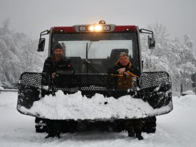 Bereits Anfang Dezember haben Oliver Kirchner (links) und Christoph Happel (rechts) mit dem Präparieren der Loipen für den Wintersport begonnen. / Foto: Lea Hohmann