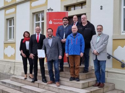 Das Foto (©Mathias Stretz, VG Ebelsbach) zeigt von links nach rechts: Manuela Ledermann (Stiftungsberaterin), Andreas Linder (Vorstandsmit- glied), Bürgermeister Martin Horn, Andreas Hoch (Stiftungsrat), Erich Kuhn (Stiftungsberater), Martin Wasser (vorne), Helmut Schöpplein, Norbert Wippich (alle Stiftungsrat)