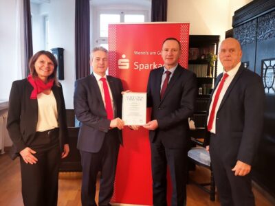 Das Foto (© Sebastian Schilling, Stadt Eltmann) zeigt von links nach rechts: Stif- tungsberaterin Manuela Ledermann, Vorstandsvorsitzenden Peter Schleich, Bürgermeister Michael Ziegler und Stiftungsberater Erich Kuhn