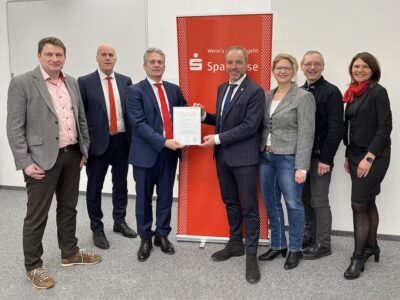 Das Foto (© Markus Hahn, VG Theres) zeigt von links nach rechts: Roland Klement (Stiftungsrat), Erich Kuhn (Stiftungsberater Sparkasse), Peter Schleich (Vorstandsvorsitzender Sparkasse), Bürgermeister Matthias Schneider, Manuela Weigl, Pfr. Dr. Christian Lutz (beide Stiftungsrat) und Manuela Ledermann (Stiftungsberaterin Sparkasse)