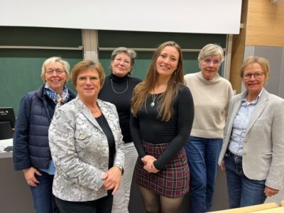 Große Freude in der THWS: Antonia Bärk (vorne Mitte) erhielt den STEM Award 2023 des Zonta-Clubs Bad Kissingen-Schweinfurt. Unser Foto entstand bei der Vorstellung der Bachelor-Arbeit und zeigt neben der Preisträgerin die Vertreterinnen des Zonta-Clubs KG-SW (v.l.): Katja Eden, Präsidentin Klara Weigand (vorne), Franziska Bickel, Dr. Ulrike Lange und Prof. Dr. Christiane Walter. Foto: Isabell Wirth
