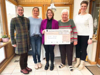 Foto: (Heinrich Wullhorst) Bei der Scheckübergabe (v.l.) Melanie Polland, Susanne Reck, Martina Gießübel MdL, Elisabeth Seemann, Lena Kundmüller.