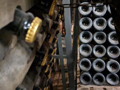 Sektherstellung im fränkischen Winzerkeller ist echtes Handwerk. Foto: Michael Bock