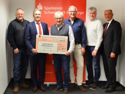 Das Foto (© Thomas Engert) zeigt von links nach rechts: Bernd Hertlein (1. Fußballschule Schweinfurt), Vorstandsvorsitzenden Peter Schleich (Sparkasse), Stefan Labus und Peter Kruse (Schweinfurter Kindertafel), Wolfgang Hau (1. Fußballschule Schweinfurt), Vorstandsmitglied Roberto Nernosi (Sparkasse)