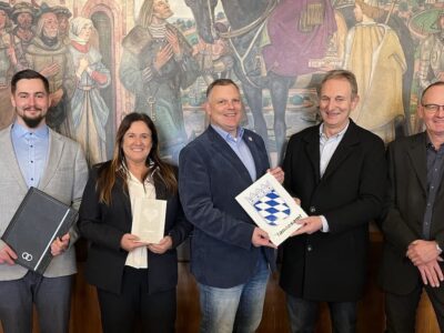 Die interkommunale Zusammenarbeit zwischen den Kommunen Kolitzheim und Volkach wird weiter ausgebaut. Zu Jahresbeginn wurden die Standesämter von Kolitzheim und Volkach zusammengelegt. Unser Foto entstand im Trauzimmer von Volkach und zeigt v.l. den Volkacher Standesbeamten Martin Müller, die Leiterin des Standesamtes Margit Krämer, Volkachs Ersten Bürgermeister Heiko Bäuerlein, Kolitzheims Ersten Bürgermeister Horst Herbert sowie Volkachs Geschäftsstellenleiter Gerhard Wagenhäuser. Foto: Katja Eden