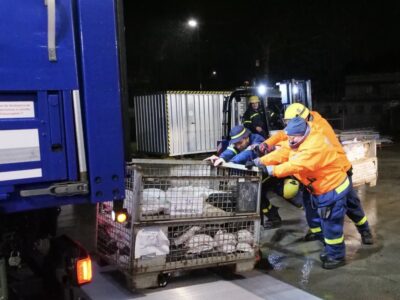 THW-Helfer verladen Sandsäcke / Foto von: Holger Hunger