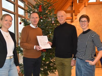 Die Projektgruppe von „Prävention von Depressionen im Alter“ stellt die Untersuchungsergebnisse vor. Unser Bild zeigt: Vera Ksinski, Gesundheitsregionplus Landkreis Haßberge, stellvertretenden Landrat Michael Ziegler, Johannes Kiep, AOK Bayern – Direktion Schweinfurt und Projektkoordinatorin Katrin Jung, Projektkoordinatorin. Foto: Moni Göhr/Landratsamt Haßberge