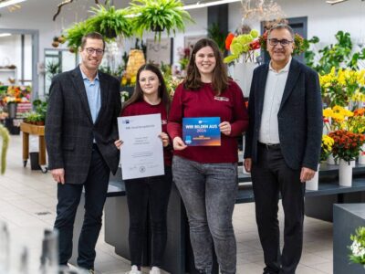 Ausbilderin Selina Mützel (2.v.r.) freut sich gemeinsam mit der Auszubildenden Luisa Friedel (2.v.l.) über die IHK-Urkunde, die IHK-Bereichsleiter Stefan Göbel (rechts) und Ausbildungsberater Bernd Clemens (links) überreichten. Foto: Konstantin Winter