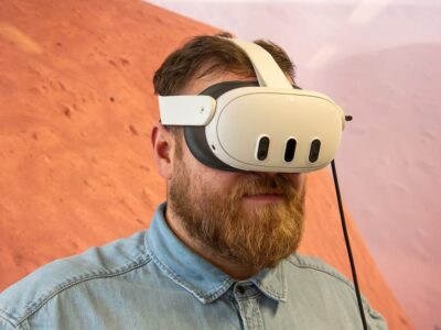 THWS-Student Julian Nöth beim Vorführen der Virtual-Reality-Anwendung auf dem Mars (Foto: THWS/Rainer Schäffner)