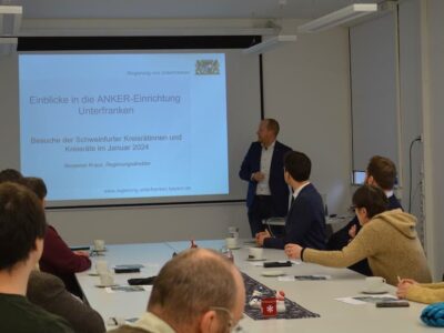 Benjamin Kraus referierte umfassend über die Aufgaben und Abläufe in der ANKER- Einrichtung sowie die Entwicklung der Zugangszahlen. Foto: Melina Bosbach/Landratsamt Schweinfurt.