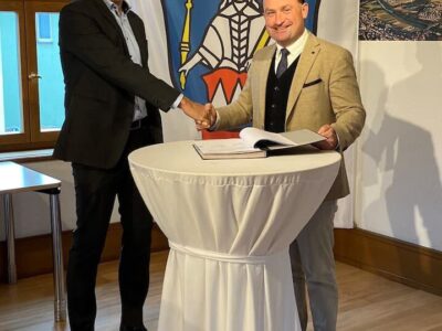 Für CW Bearing unterzeichnete Wolfgang Schopf (links) den Vertrag. Abwesend: Günter Winkler-Gonze als weiteres Mitglied des Vorstandes. Für die Gemeinde unterzeichnete der Erste Bürgermeister Christian Keller. Foto: Sabine Bromisch