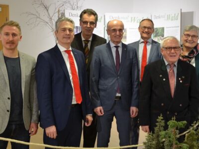 Das Foto (© Daniela Gündling) zeigt von links nach rechts: Christof Dilzer (Haß- berge-Tourismus), Vorstandsvorsitzer Peter Schleich (Sparkasse), Dr. Joachim Hamberger (Leiter Bayer. Amt für Waldgenetik und Vorsitzender des Vereins für Nachhaltigkeit e.V.), Landrat Wilhelm Schneider, Vorstandsmitglied Andreas Linder (Sparkasse), Bernd Reinhard, Andrea Reinhard