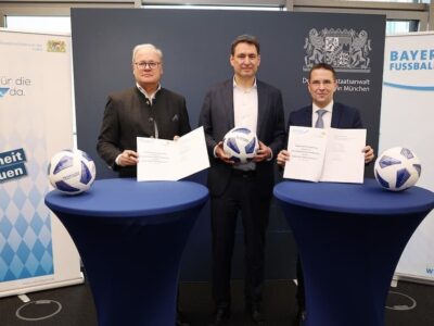 (von links) Der Generalstaatsanwalt in München Reinhard Röttle, Bayerns Justizminister Georg Eisenreich und BFV-Präsident Christoph Kern