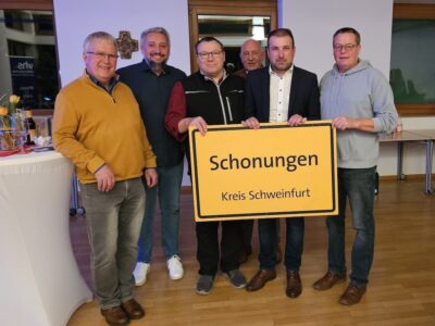 Das Gruppenfoto1 zeigt von links 3. Bürgermeister Bernd Götzendörfer, Gemeinderat Alexander Geyer, Heiko Schmitt (Hofmetzgerei Heiko Schmitt), Gemeinderat Gerald Gleichmann, Bürgermeister Stefan Rottmann und 2. Bürgermeister Jürgen Geist. (Foto Jan Hußlein)