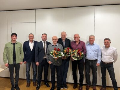 Das Foto zeigt von links Personalratsvorsitzender Alexander Gütlein, 2. Bürgermeister Jürgen Geist, 1. Bürgermeister Stefan Rottmann, Roland Braun, Kurt Mantel, Frank Fronzek, 3. Bürgermeister Bernd Götzendörfer und Geschäftsleiter Gerald Schmidt. (Fotos Jule Köblitz)