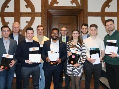 Die Prämierten der Fakultät Wirtschaftsingenieurwesen der THWS mit Prof. Dr. Norbert Schmidt (2. v. l.) und Prof. Dr. Bastian Engelmann (5. v. r.) in der Diele des Schweinfurter Rathauses. (Fotos: THWS/Eva Kaupp)