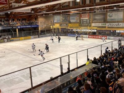 Ein temporeiches, insgesamt enges Spiel bekamen die 370 Zuschauerinnen und Zuschauer im Schweinfurter Icedome am Sonntag Abend zu sehen. Foto: MD