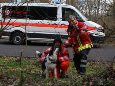 Zugführer Andreas Ebeling erklärt seiner Kollegin Daniela Bleiweis mit Hündin Josi, wie sie im 30.000 Quadratmeter großen Waldgelände zunächst vorgehen muss. Bildnachweis: Jessica Rohrbach / Johanniter