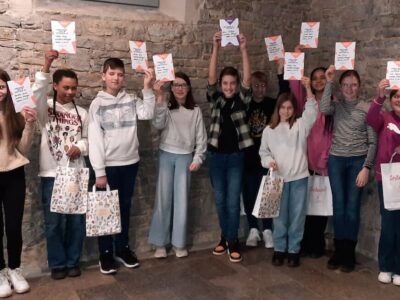 Das Foto zeigt die Teilnehmenden des Kreisentscheides des Vorlesewettbewerbs in der Barockscheune Volkach. Die drei Erstplatzierten sind Anna Scholz (3. Platz. 2.v.l.), Henri Rüttiger (1. Platz, 3.v.l.) und Fiona Decker (2. Platz, 4.v.r.). Foto: Anne Hertlein