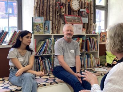 Menschliche Bücher mit dem Titel „Der Adoptierer & Die Adoptierte“ im Gespräch bei der Human Library 2022 in der Stadtbibliothek Hammelburg / Foto: Joachim Schneider