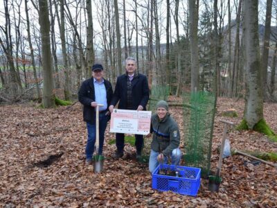 Das Foto (© Thomas Engert, Sparkasse) zeigt von links nach rechts: Bürger- meister Manfred Schötz, Vorstandsvorsitzenden Peter Schleich und Revierleiter Tobias Hahner