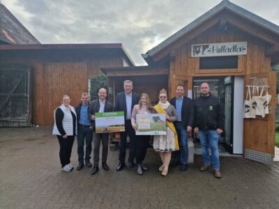 Frau und Herr Werthmann, Michael Huber, BayWa Feldsaaten, Günther Felßner, Präsident des Bayerischen Bauernverbandes, Sabrina Lamm, Imkerin und Siegerin des Wettbewerbs, Bayerische Honigprinzessin Linda Jakob, Stefan Spiegl, Präsident des Landesverbandes Bayerischer Imker (LVBI), Felix Stähr, BSV-Saaten, @BBV