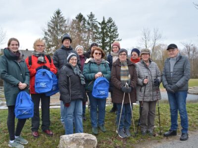 Alle Teilnehmenden gemeinsam mit Janina Kuhn (1. von links, GesundheitsregionPlus Stadt und Landkreis Schweinfurt) beim Start der „Spazierrunden“ in Oberschwarzach. Foto: Melina Bosbach/Landratsamt Schweinfurt