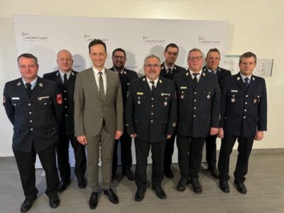 Reinhold Achatz (Mitte) trat aus gesundheitlichen Gründen von seinem Amt als Kreisbrandinspektor zurück und wurde von Landrat Florian Töpper (links daneben) und Kreisbrandrat Holger Strunk (rechts daneben) von seinen Pflichten entbunden. Bei der Verabschiedung bedankten sich auch Kreisbrandinspektor Alexander Bönig (links dahinter), Kreisbrandinspektor Florian Zippel (rechts dahinter) und die Kreisbrandmeister des Inspektionsbereichs West Thomas Heffels, Rainer Wischer (von links) sowie (von rechts) Matthias Steinmüller und Daniel Krückel für die gute Zusammenarbeit. Foto: Andreas Lösch/Landratsamt Schweinfurt