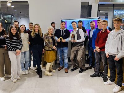 Die Schülerinnen und Schüler des P-Seminars des Walter-Rathenau- Gymnasiums während der Vernissage in den Räumen der StudyFAB in der Keßlergasse mit Lisa Lehmann (1. v. l.) und Katharina Pfeuffer (6. v. l.) vom Start-up-Lab Werk:Raum, der Lippert Herrmann (4. v. r.) Kontakt: Leiter zweiten Bürgermeisterin von Schweinfurt Sorya der Schweinfurter Wirtschaftsförderung Thomas Technische Hochschule Würzburg-Schweinfurt Prof. Dr. Volker Bräutigam 97421 Schweinfurt volker.braeutigam@thws.de (7. v. l.), Laborleiter Stefan Kuhn (8. v. l.), Prof. Dr. Volker Bräutigam (7. v. r.) sowie dem (Foto: THWS)