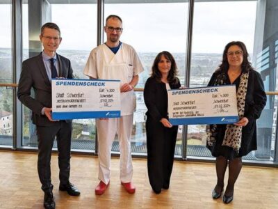 Im Bild (v.l.n.r.): Oberbürgermeister Sebastian Remelé, Steffen Bernard, Oberarzt für Anästhesie in Schweinfurt und im Einsatz für Ärzte ohne Grenzen, Mitorganisatorin Nurcan Hofmann sowie Dritte Bürgermeisterin Ayfer Rethschulte Bild: Christian Kirchner