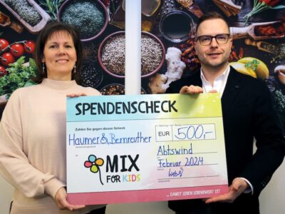 Gemeinsam für die gute Sache: Die Geschäftsführerin der Firma Haumer & Bernreuther, Stephanie Weber, unterstützt die Kinderhilfsprojekte von Mix for Kids mit 500 Euro und überreicht die Spende an den stellvertretenden Vorsitzenden Bernhard Mix. Foto: Michael Kämmerer / Mix for Kids