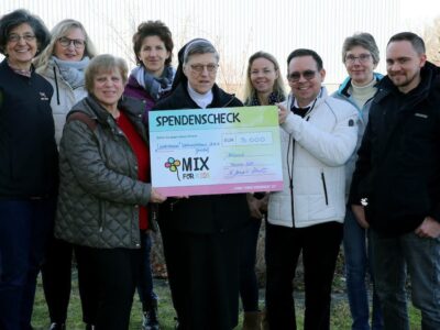 Gemeinsam für die gute Sache, alle zusammen für Mix for Kids: Die Organisatoren des Lichterzaubers in Geesdorf freuen sich über die Spendensumme von 3000 Euro (von links): Paula Torres Londoño, Sabine Schmidbauer, Birgit Lordo, Silke Wurlitzer, Schwester Margit Herold, Annette Spath, John Lordo, Andrea Weiglein und Thomas Lordo